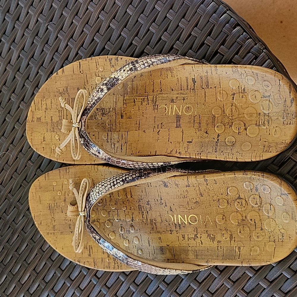 VIONIC 10 WIDE SANDALS - Picture 2 of 7
